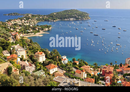 Il famoso borgo arroccato di Saint-Jean-Cap-Ferrat Europa, Francia, Alpes-Maritimes Foto Stock