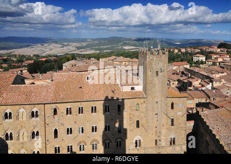 L'Italia, Toscana, Val di Cecina Volterra, il Palazzo Pretorio del XIII secolo Foto Stock