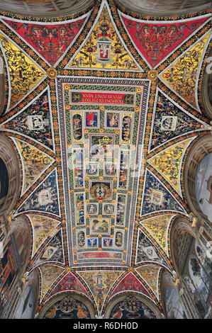 Affreschi del Pinturicchio nella Libreria Piccolomini del Duomo di Siena, Italia Foto Stock