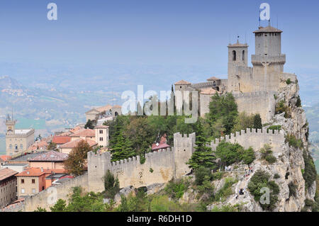 La Guaita Fortezza (Prima Torre) è la più antica e la più famosa torre sul Monte Titano, San Marino Foto Stock