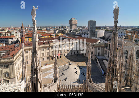 Vista dello Skyline di Milano guglie e statue dalla cima del Duomo di Milano, Italia Foto Stock