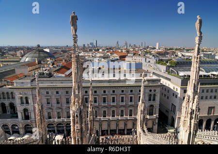 Vista dello Skyline di Milano guglie e statue dalla cima del Duomo di Milano, Italia Foto Stock