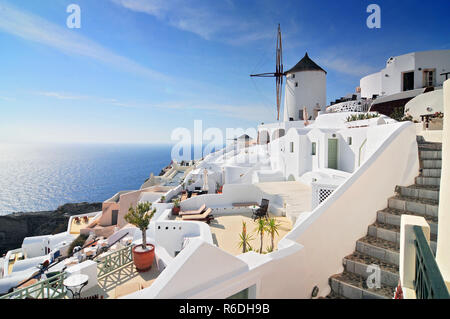 Santorini paesaggio con case bianche e il mulino a vento, la cittadina di Oia, isola di Santorini, Cicladi Grecia Foto Stock