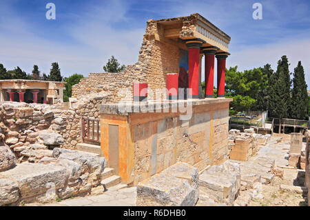 Vista parziale del palazzo minoico di Cnosso con caratteristica di colonne e un affresco di un toro dietro di Creta, Grecia Foto Stock