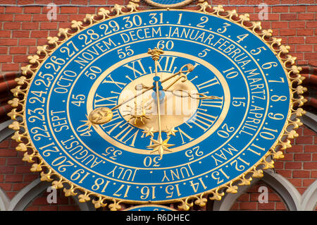 Dettaglio di orologio astronomico in La Casa delle Teste Nere, Riga, Lettonia Foto Stock