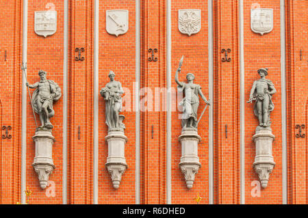 Sculture sulla facciata della Casa delle Teste Nere di Riga, Lettonia Foto Stock