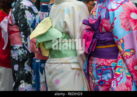 Le donne giapponesi indossando il tradizionale Kimono camminare per le strade di Kyoto, Giappone Foto Stock