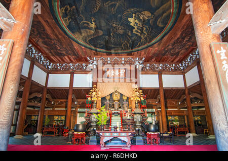 Honden Hall principale, vista interna con dipinto di Golden Dragon nel soffitto a Nanzen-Ji Tempio giapponese di Kyoto Foto Stock