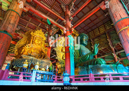 Il Buddha Todaiji è considerato il più grande del mondo statua in bronzo del Buddha Vairocana di Nara Giappone Foto Stock