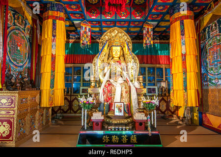 Un grande e statua dorata di Buddha decorare una delle sale di Daisho-In tempio di Miyajima, Giappone Foto Stock