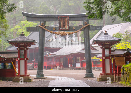 Nikko Santuario Futarasan situato tra Tosho-Gu Santuario e Mausoleo Taiyu-In nei santuari e templi di Nikko, Giappone Foto Stock