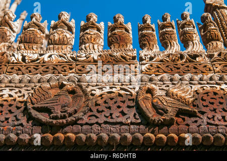 Incisioni sulla parte superiore di Shwenandaw Kyaung Tempio o Golden Palace Monastero a Mandalay, Myanmar Foto Stock