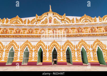 La facciata della vecchia Umin Thounzeh, Umin Thonse o U Min Thonze Pagoda, Sagaing sulle colline vicino a Mandalay, Myanmar Foto Stock