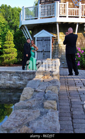 Plainville, CT, Stati Uniti d'America. Giugno 2013. Alta Scuola di anziani che posano per una foto prima di dirigervi al chiuso per la parte divertente. Foto Stock