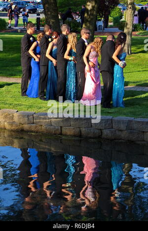 Plainville, CT, Stati Uniti d'America. Giugno 2013. Una bella riflessione di acqua di alta classe scolastica del 2013 in formale abbigliamento prom in posa per il fotografo. Foto Stock