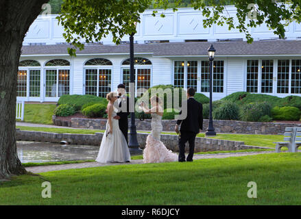 Plainville, CT, Stati Uniti d'America. Giugno 2013. Alta Scuola di anziani che posano per una foto e appena avere divertimento prima voce per più attività in ambienti chiusi. Foto Stock