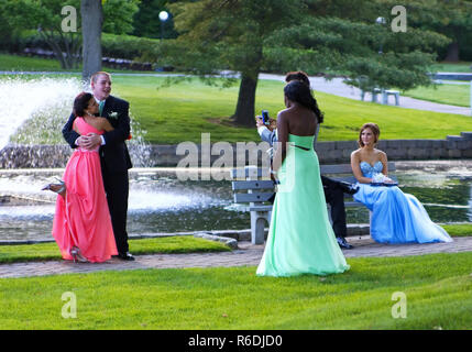 Plainville, CT, Stati Uniti d'America. Giugno 2013. Seniors divertirsi scattando foto, ridere e solo alcuni in trepidante attesa per la grande notte del prom. Foto Stock