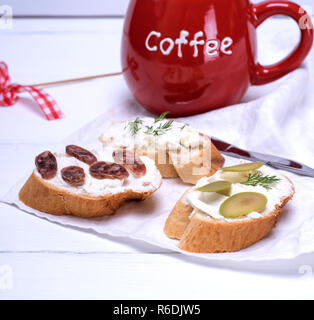 Panini con formaggio cremoso, salsiccia Foto Stock