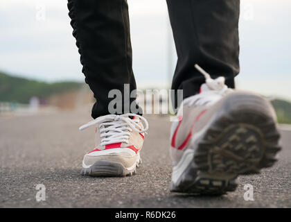 Close up girl scarpe camminando Foto Stock