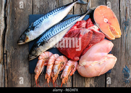 Il cibo sano di origine animale sul vecchio sfondo di legno. Concetto di nutrizione adeguata. Vista dall'alto. Lay piatto. Foto Stock