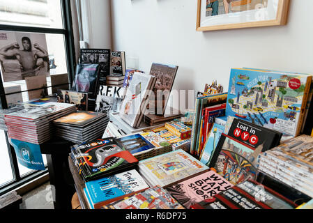 La città di New York, Stati Uniti d'America - 24 Giugno 2018: vista interna di Powerhouse Arena, hipster Bookstore di Brooklyn Foto Stock