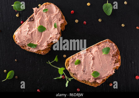 Aprire panini con paté fatto da carne di maiale e la Turchia del fegato con dolci marmellata di mirtilli - vista superiore Foto Stock