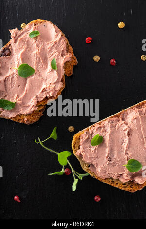 Aprire panini con paté fatto da carne di maiale e la Turchia del fegato con dolci marmellata di mirtilli - vista superiore Foto Stock