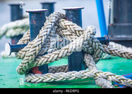 Gancio con linea di ormeggio di un peschereccio da traino Foto Stock