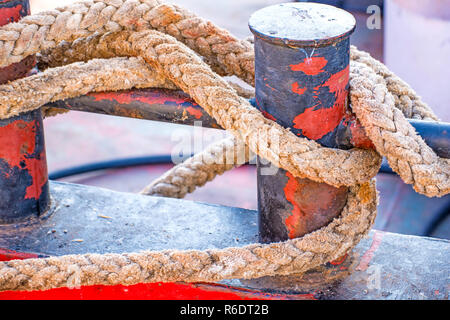 Gancio con linea di ormeggio di un peschereccio da traino Foto Stock