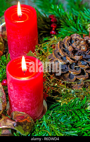 Corona di Avvento con candele accese Foto Stock