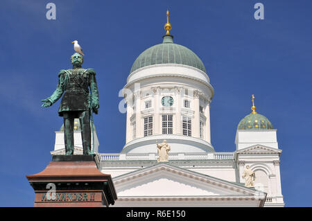 La Cattedrale di Helsinki, Chiesa Evangelica Luterana della diocesi di Helsinki e la statua dello Zar Alessandro II, Finlandia Foto Stock