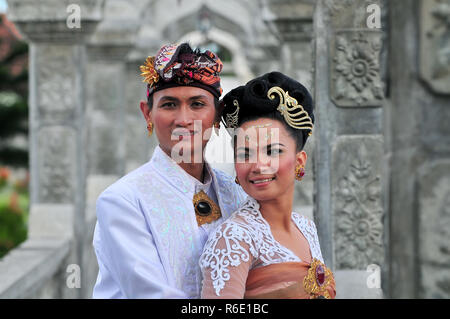 Gli artisti interpreti o esecutori emanazione della scena del matrimonio in preparazione per la cerimonia religiosa in Tirtagangga Taman Ujung acqua Palace Bali, Indonesia Foto Stock