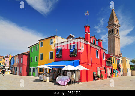 Piccolo Dipinto luminosamente case e il campanile pendente dell'isola di Burano Venezia Italia Foto Stock