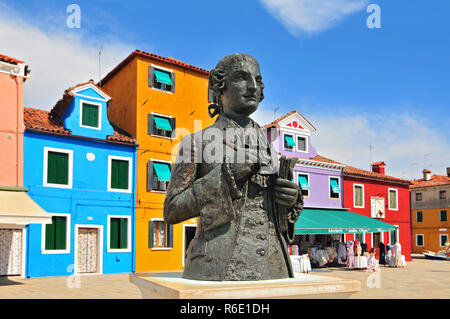 La statua del compositore Baldassare Galuppi Burano Isola Italia Foto Stock