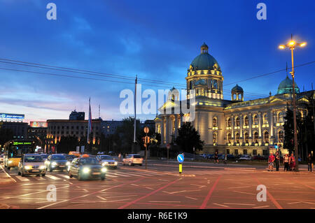 Il Parlamento serbo di Belgrado di notte Foto Stock