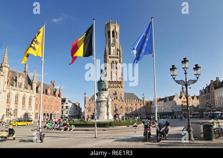 La storica torre campanaria e il centro della città in Piazza della Vecchia Città Vecchia medievale di Bruges (Brugge) Belgio Foto Stock