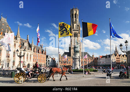 La storica torre campanaria e il centro della città in Piazza della Vecchia Città Vecchia medievale di Bruges (Brugge) Belgio Foto Stock