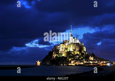 Mont St Michel illuminata di notte Normandia Francia Foto Stock