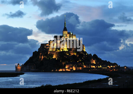 Mont St Michel illuminata di notte Normandia Francia Foto Stock