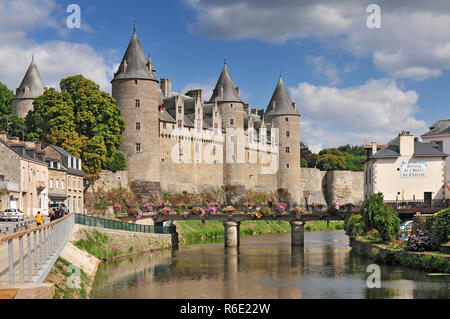 Vista del castello della città di Josselin in Bretagne Francia Foto Stock