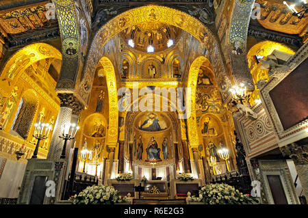 Mosaico in oro in La chiesa della Martorana a Palermo Italia Foto Stock