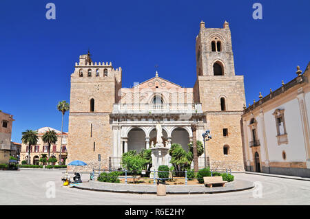 Cattedrale di Santa Maria Nuova di Monreale vicino a Palermo in Sicilia Italia Foto Stock