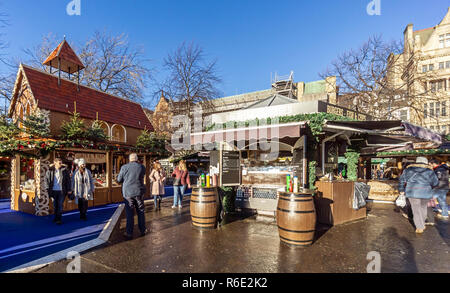 Scegliere e combinare i dolciumi e salsicce tedesche si erge a Edimburgo Natale 2018 nei giardini di Princes Street Edinburgh Scotland Regno Unito Foto Stock