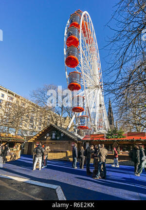 La via 1 ruota grande e waffles stand a Edimburgo Natale 2018 nei giardini di Princes Street Edinburgh Scotland Regno Unito Foto Stock