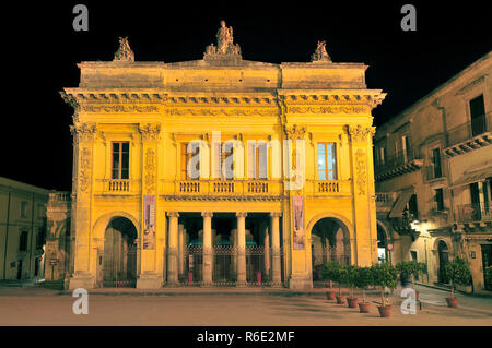 Noto teatro a notte (Teatro Comunale Vittorio Emanuele) In Piazza XVI Maggio Noto Sicilia Italia Foto Stock