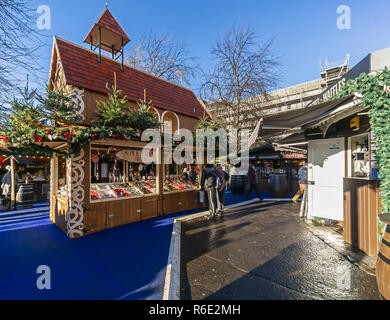 Scegliere e combinare i dolciumi stallo in Edinburgh's Christmas 2018 nei giardini di Princes Street Edinburgh Scotland Regno Unito Foto Stock