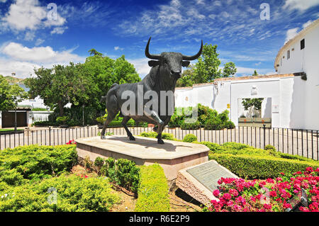 Statua di un toro al di fuori del Settecento Plaza De Toros (Arena), Ronda, Andalusia, Spagna Foto Stock