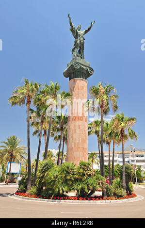 Statua di La Victoria o vittoria da scultore georgiano Zurab Tsereteli sulla rotonda a Puerto Banus, Spagna Foto Stock