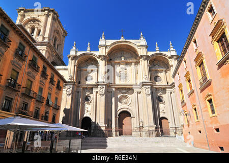 Spagna, Andalusia, Granada, Plaza de las Pasiegas, la cattedrale (la Cattedrale dell'Annunciazione) con il suo Barocco facciata principale datata XVI secolo Foto Stock