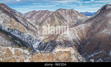 Rovinato fortezza Poenari in inverno, Romania Foto Stock